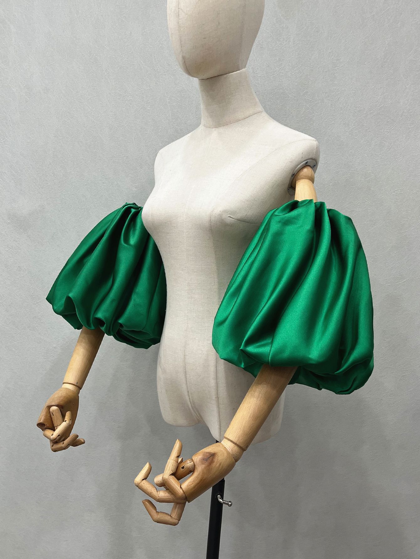 Vintage Fashion Photography - Femmes élégant concepteur bouffée Satin bras