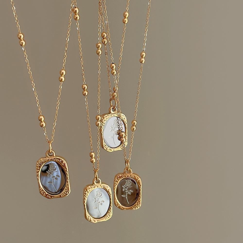 Vintage Fashion Tags - Nouveau Collier Pendentif Rose Gravé Vintage