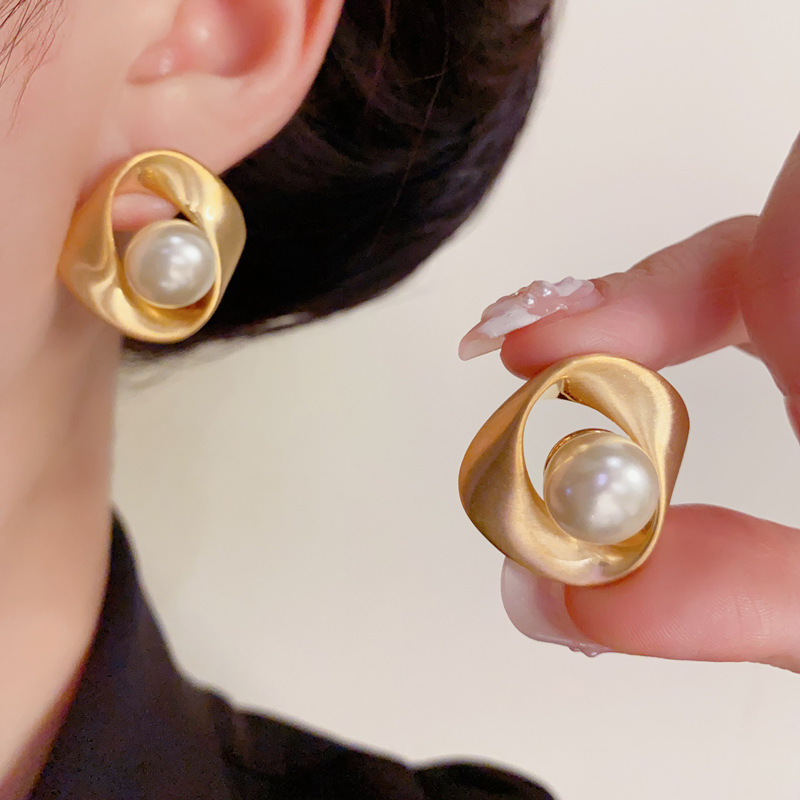 Boucles d'oreilles clous en pe - Vintage Fashion Drawings avis et prix